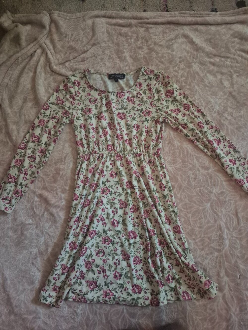 Long sleeve cute floral dress!